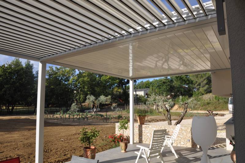 Fabrication de pergola bioclimatique à lames rétractables vers Avignon, pour la pose de structure autoportante dans le Vaucluse
