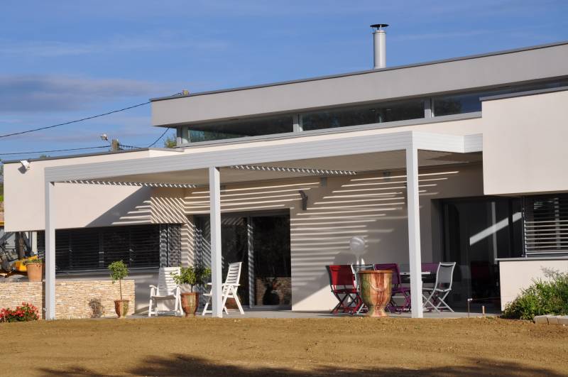 Fabrication de pergola bioclimatique à lames rétractables vers Avignon, pour la pose de structure autoportante dans le Vaucluse