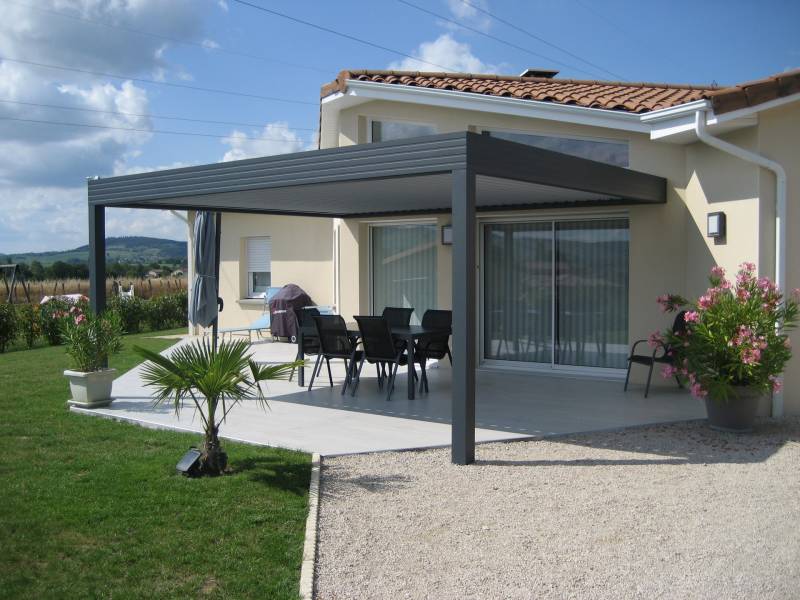 Réalisation de pergola bioclimatique à lames orientables et retractables dans le Vaucluse, pour prolonger avec style une habitation