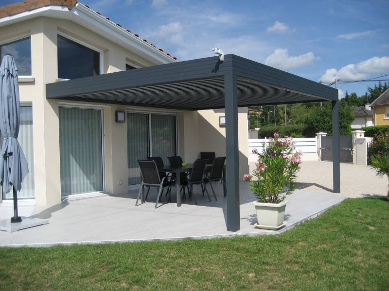Réalisation de pergola bioclimatique à lames orientables et retractables dans le Vaucluse, pour prolonger avec style une habitation