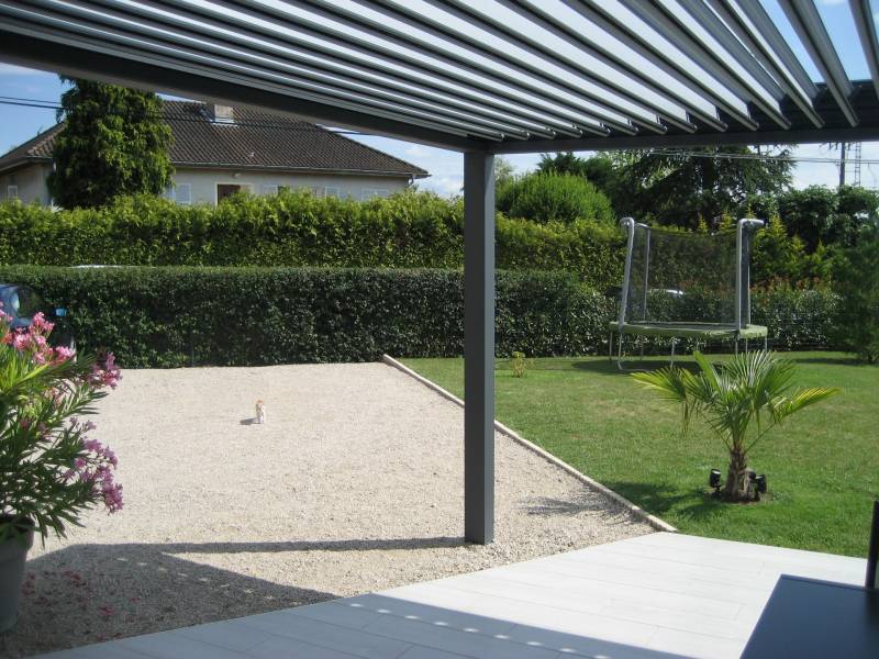 Réalisation de pergola bioclimatique à lames orientables et retractables dans le Vaucluse, pour prolonger avec style une habitation