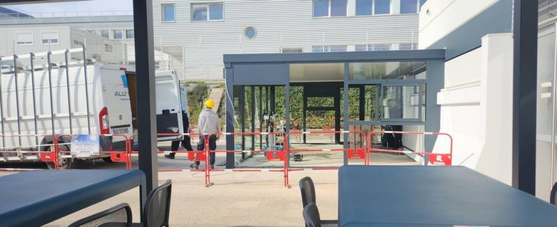Installation d'une très grande véranda sur le site nucléaire de Melox dans le Gard