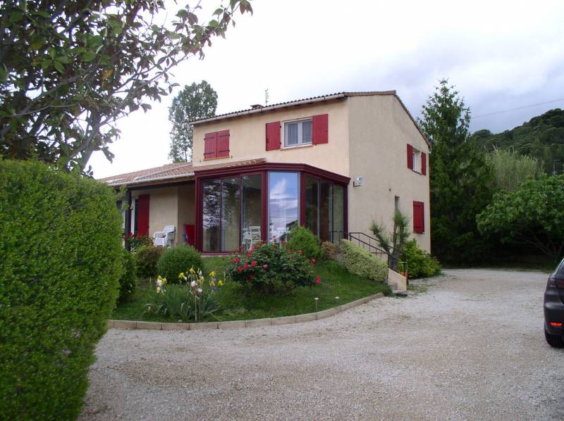 Spécialiste de la véranda kiosque en alu dans le Gard, pour créer un espace indépendant dans un jardin
