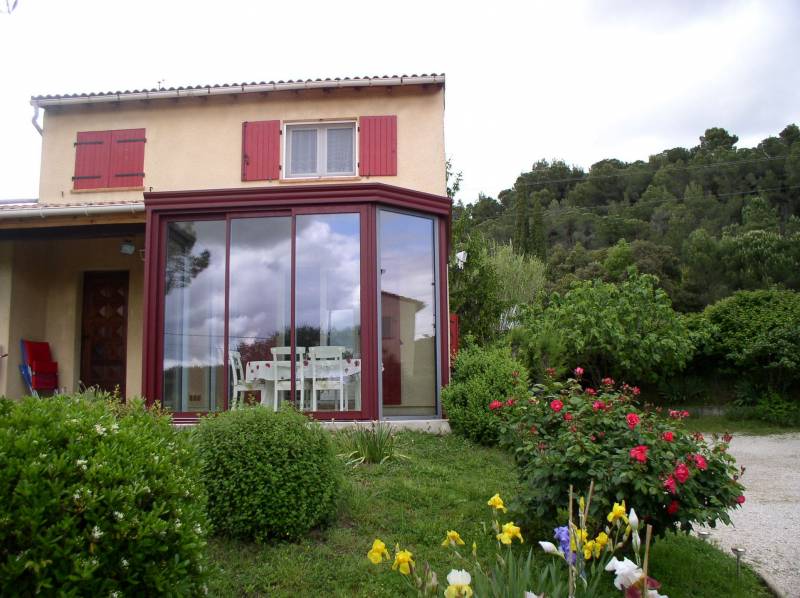 Spécialiste de la véranda kiosque en alu dans le Gard, pour créer un espace indépendant dans un jardin