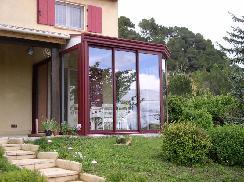 Spécialiste de la véranda kiosque en alu dans le Gard, pour créer un espace indépendant dans un jardin