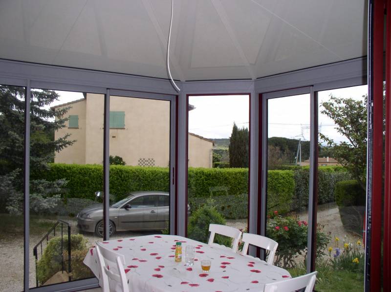 Spécialiste de la véranda kiosque en alu dans le Gard, pour créer un espace indépendant dans un jardin