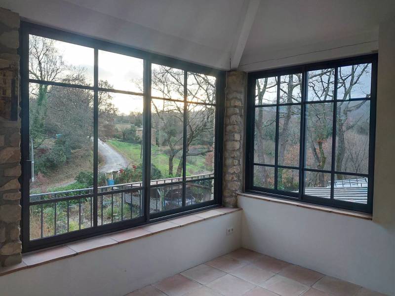 Pose de menuiseries sur mesure style verrière en aluminium dans le Gard, pour faire de votre pièce un puits de lumière