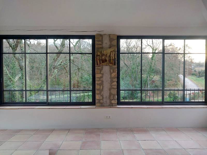 Pose de menuiseries sur mesure style verrière en aluminium dans le Gard, pour faire de votre pièce un puits de lumière
