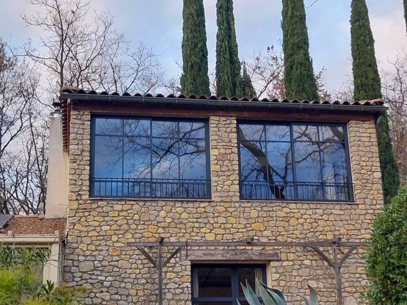 Pose de menuiseries sur mesure style verrière en aluminium dans le Gard, pour faire de votre pièce un puits de lumière