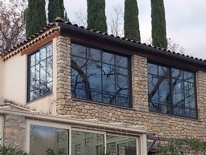 Pose de menuiseries sur mesure style verrière en aluminium dans le Gard, pour faire de votre pièce un puits de lumière