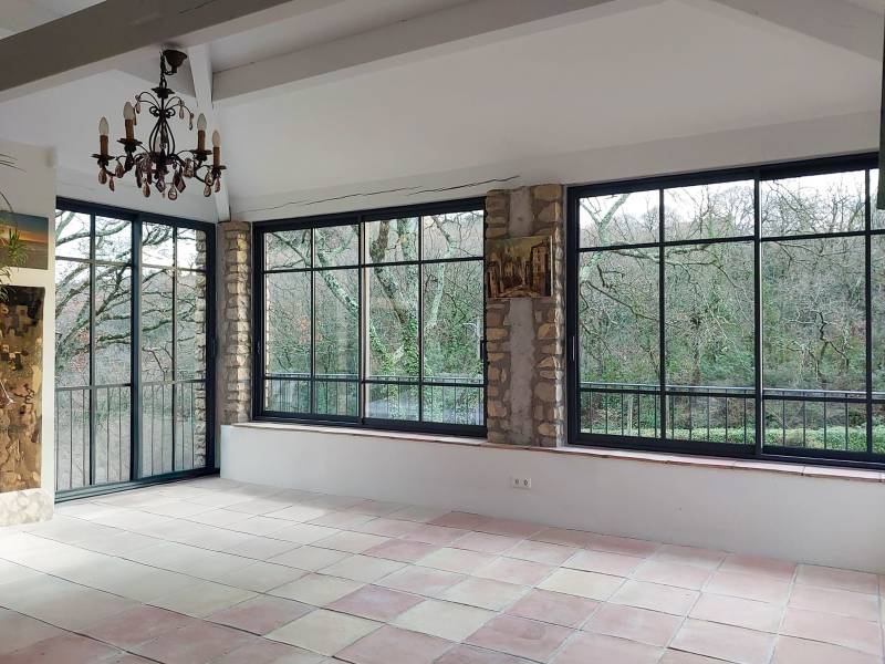 Pose de menuiseries sur mesure style verrière en aluminium dans le Gard, pour faire de votre pièce un puits de lumière