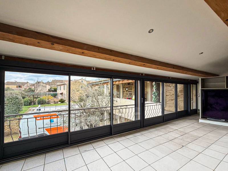 Installation de menuiseries aluminium et volets roulants sur mesure à Saint-Laurent-la-Vernède pour améliorer lumière, confort et protection