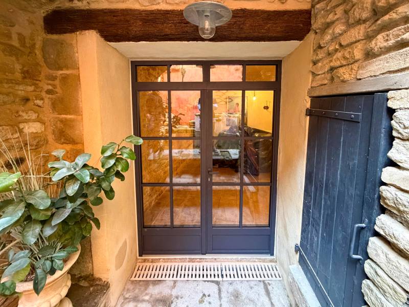 Installation d’une porte-fenêtre aluminium à deux vantaux avec imposte fixe à Sernhac près du Pont du Gard