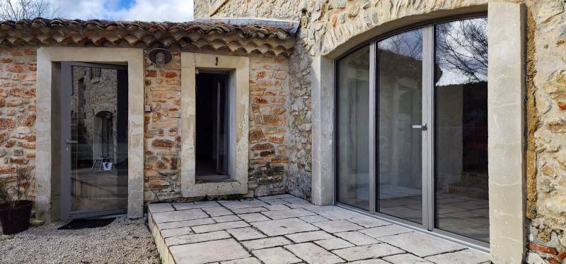 Installation de menuiseries aluminium cintrées gris diamant à Vallerargues pour rénover une bastide avec confort et caractère