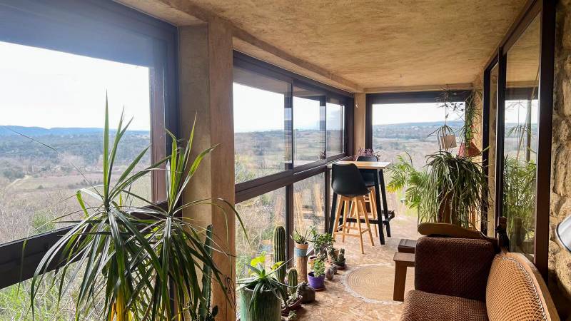 Fermeture de terrasse panoramique en aluminium avec coulissants et brise-soleil orientables à Castillon-du-Gard sur mesure