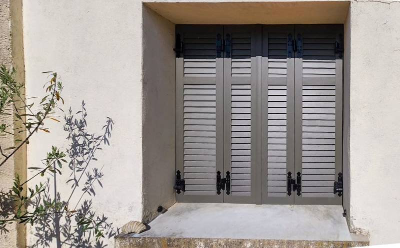 Rénovation de fenêtres aluminium et volets battants repliables bicolores à Cavillargues pour améliorer confort, lumière et isolation
