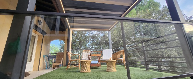 Pose d'une pergola bioclimatique dans le Sud de la France, designées par Dank Architectes