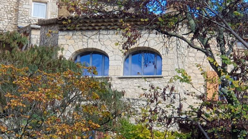 Menuiseries certifiées profils systèmes sur mesure aluminium cintré haute performance dans le Gard