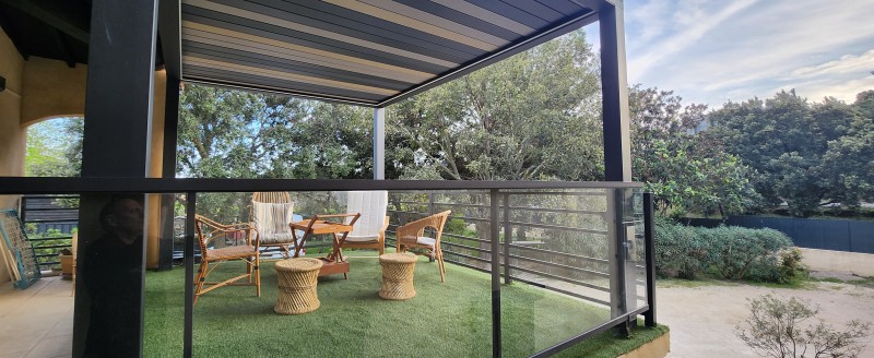 Pose d'une pergola made in France dans l'Hérault