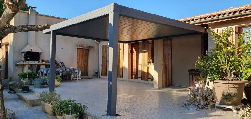 Fabrication et pose d’une pergola bioclimatique haut de gamme dans le Gard près de Bagnol sur cèze, une pergola 100 % Alu Space.