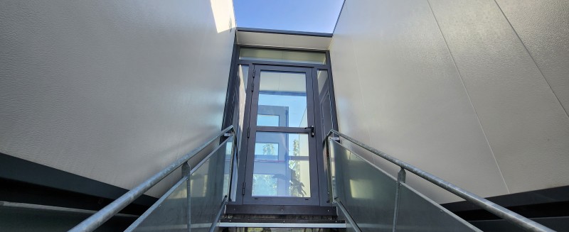 Sas d'entrée verriere créé sur mesure par un menuisier dans le Gard