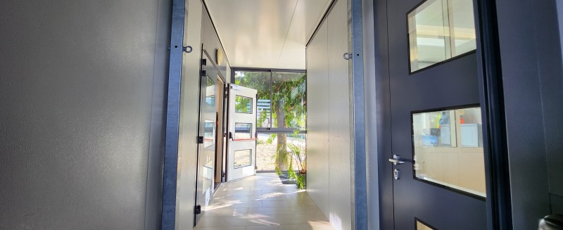 Fabrication d'une véranda sas d'entrée en alu dans le Gard