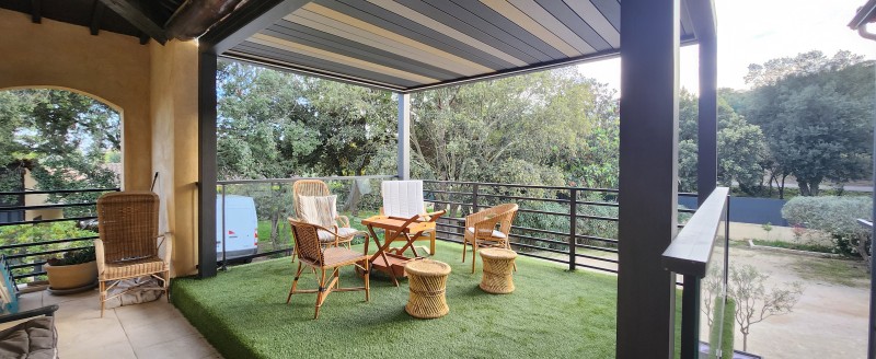 Installation d'une pergola en aluminium Profils Systèmes et aux lames DANK