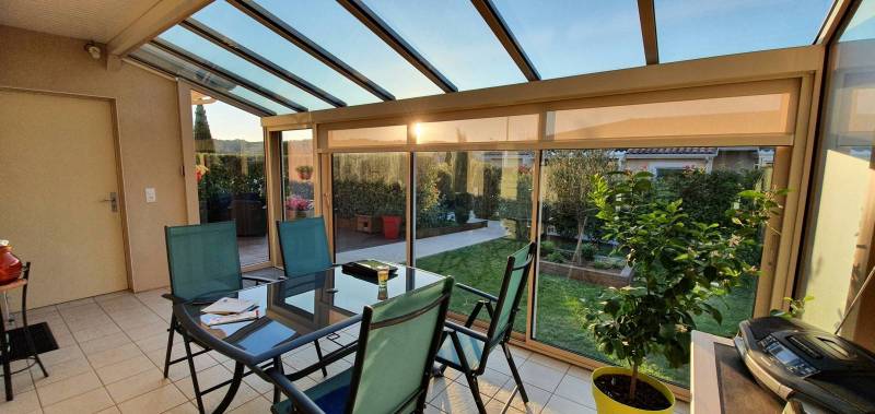 Véranda sur pilotis à Orange (Vaucluse) : L'extension idéale pour un terrain en pente