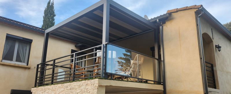 Pose d'une pergola sur une terrasse en hauteur dans l'Hérault