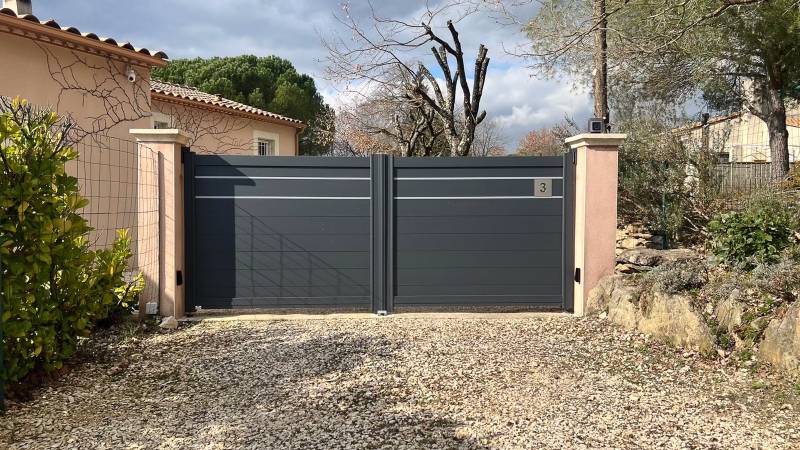 Portail aluminium battant motorisé à lames horizontales installé à Fontarèches près d’Uzès par Alu’Space