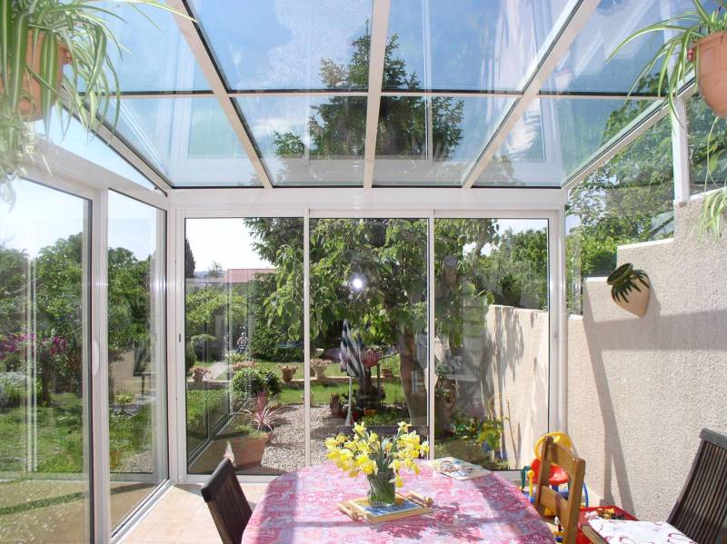 Véranda aluminium blanche vers Nîmes, fabriquée et installée par notre entreprise de menuiserie dans le Gard